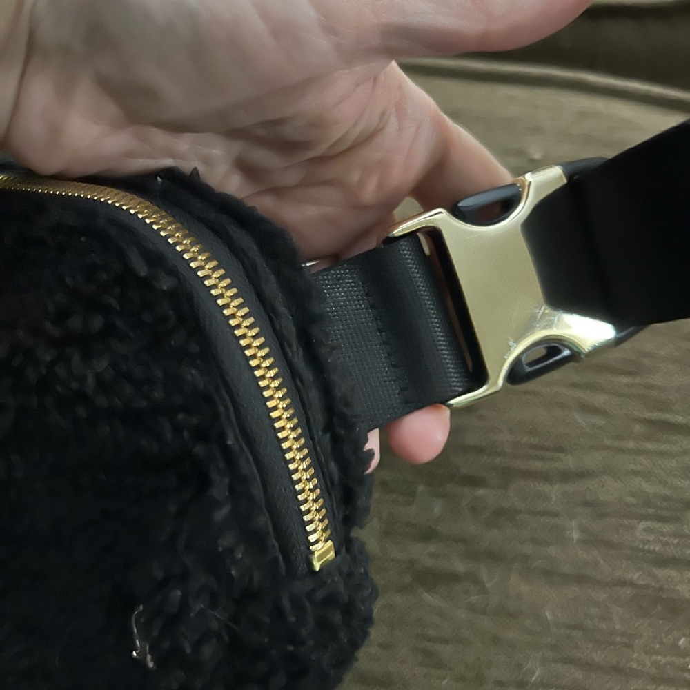 Lululemon belt bag black with gold - Picture 4 of 7